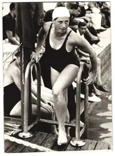 Fotografie Dainko, Ansicht Klagenfurt / Kärnten, Wörthersee-Sportwochen 1939, Schwimmerin im Gaukampf Schlesien-Ostmark