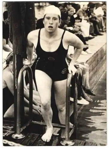 Fotografie Schostal, Ansicht Klagenfurt / Kärnten, Wörthersee-Sportwochen 1939, Schwimmerin Gaukampf Ostmark-Schlesien