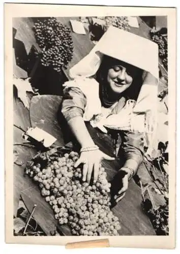 Fotografie Weinlese in Italien, Italienerin in Tracht mit grossen Trauben 1941