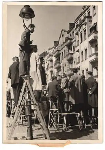 Fotografie Schostal, Ansicht Berlin, Gleimstrasse, Fahrradrennen 1942, Zuschauer mit improvisierter Tribüne