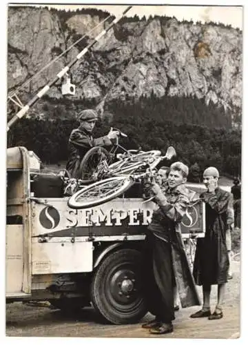 Fotografie Wilhelm Sturm, Hohe Wand Fahrrad-Rennen, Auto mit Semperit-Reklame bringt Fahrer zum Start