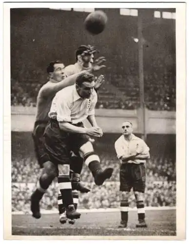 Fotografie Atlantic, Fussballspiel England vs. Kontinent 1938, Torwart der Engländer wehrt Ball ab