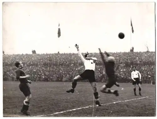 Fotografie Atlantic, Ansicht Berlin, Poststadion, Fussball-Städtekampf Berlin - Wien 1938