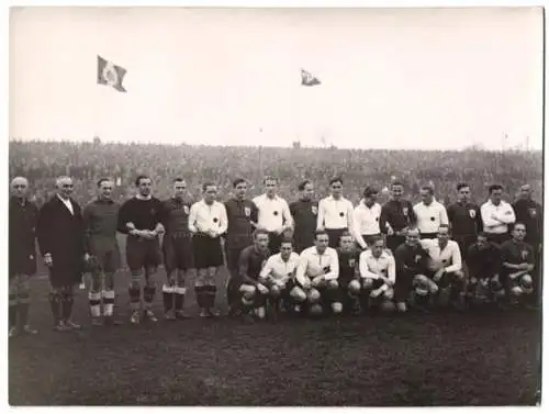 Fotografie Ansicht Berlin, Poststadion, Fussball-Städtekampf Berlin-Wien 1938, Mannschaften vor dem Spiel