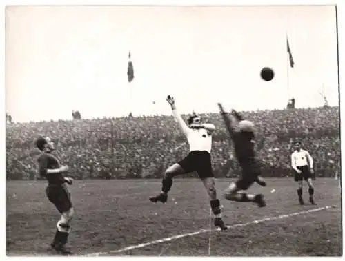 Fotografie Ansicht Berlin, Poststadion, Fussball-Städtekampf Berlin-Wien 1938, Berliner Mittelstürmer Berndt im Gedränge