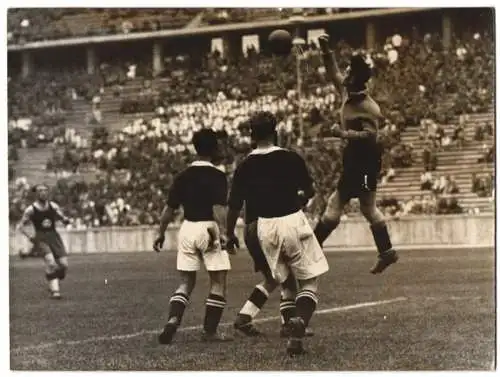 Fotografie Atlantic, Ansicht Berlin, Olympiastadion, Fussballspiel der SA, Gau Niederrhein vs. Westmark, Spielszene 1938