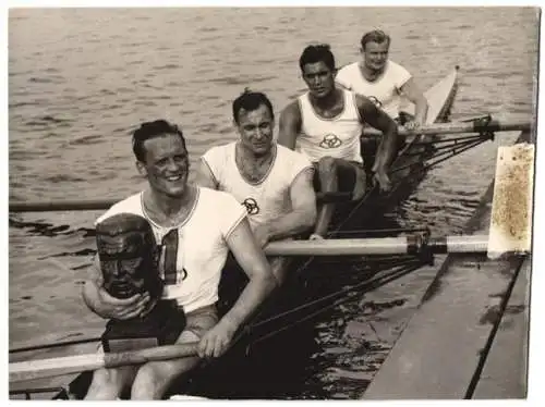 Fotografie Atlantic, Ansicht Berlin-Grünau, Ruderregatta auf der Olympiabahn, Ruderboot Hindenburg-Gedächtnisvierer 1938