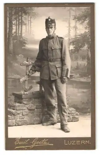 Fotografie Emil Goetz, Luzern, K.u.K. Soldat in Uniform Rgt. 44 vor einer Studiokulisse