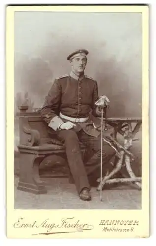 Fotografie Ernst Aug. Fischer, Hannover, Soldat in Uniform Rgt. 10 mit Säbel