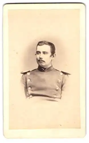 Fotografie Otto Weise, Mühlhausen i. Th., Soldat in Uniform mit Epauletten