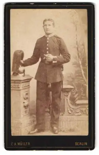 Fotografie C. A. Müller, Berlin, junger Soldat in Garde Uniform nebst Pickelhaube Rosshaarbusch