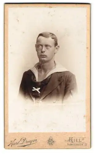 Fotografie Karl Dreyer, Kiel, junger Matrose in Uniform mit Ärmelabzeichen