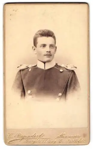 Fotografie C. Pegendorf, Hannover, Ulan in Uniform mit Epauletten