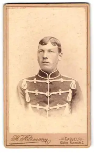 Fotografie H.Ritzmann, Cassel, Husar in Uniform mit Seitenscheitel