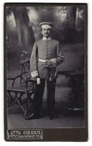 Fotografie Otto Sieber, Metz, Soldat in Uniform mit Ärmelabzeichen und Säbel