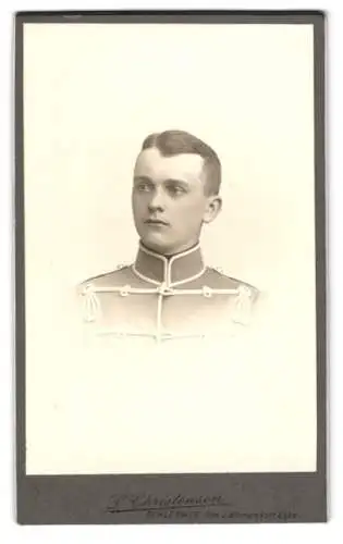 Fotografie L. Christensen, Schleswig, junger Husar in Uniform