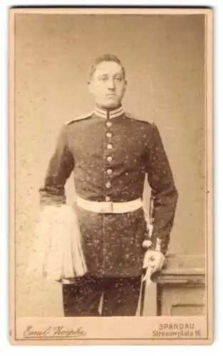 Fotografie Emil Zoepke, Berlin-Spandau, preussischer Soldat in Garde Uniform mit Pickelhaube Rosshaarbusch