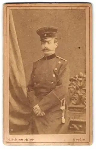 Fotografie H. Schmuckler, Berlin, Soldat im Uniformrock mit Säbel und Portepee