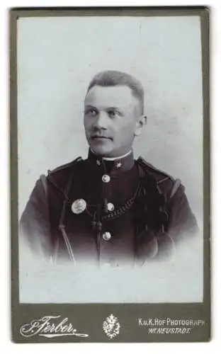 Fotografie Josef Ferber, Wr. Neustadt, K.u.K. Soldat in Uniform mit Schützenschnur und Orden