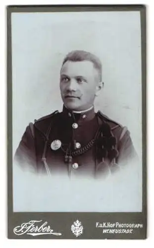 Fotografie Josef Ferber, Wr. Neustadt, K.u.K. Soldat in Uniform mit Schützenschnur und Orden