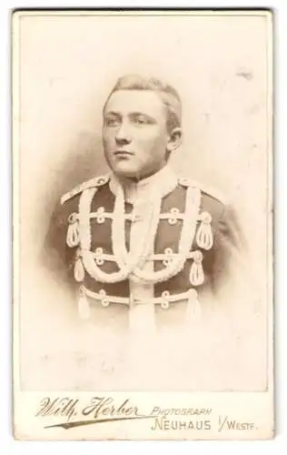 Fotografie Wilh. Herber, Neuhaus i. W., junger Husar in Uniform mit Schützenschnur