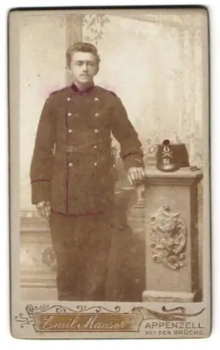 Fotografie Emil Manser, Appenzell, junger schweizer Soldat in Uniform Rgt. 84 nebst Tschako