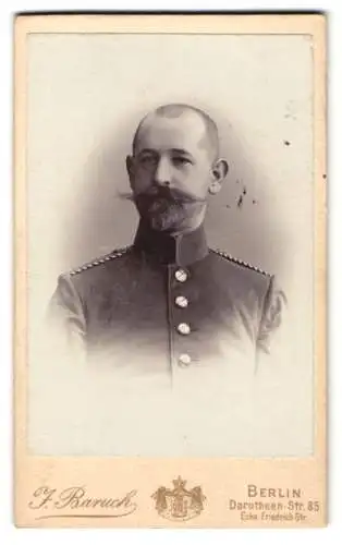 Fotografie J. Baruch, Berlin, Einjährig-Freiwilliger Franz in Uniform mit Mustasch, 1900