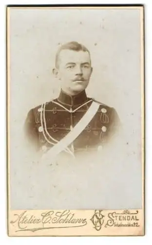 Fotografie C. Schalanre, Stendal, junger Husar in Uniform mit Schütztenschnur