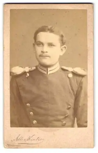 Fotografie Selle & Kuntze, Potsdam, Ulan in Garde Uniform mit Epauletten