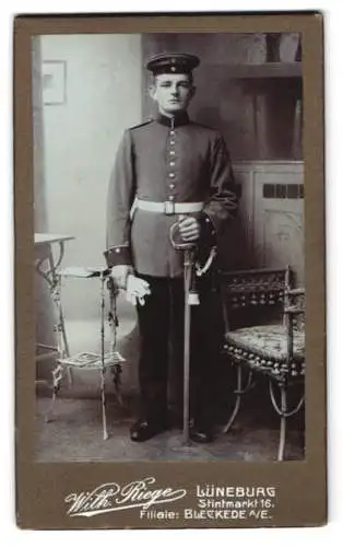 Fotografie Wilh. Riege, Lüneburg, Stintmarkt 16, junger Soldat in Uniform mit Säbel und Portepee