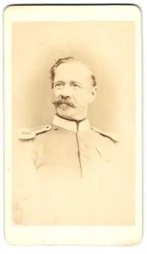 Fotografie Franz Neumayer, München, Offizier in Uniform mit Epauletten