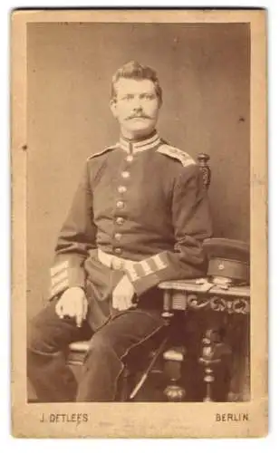 Fotografie J. Detlefs, Berlin, Münz-Str. 14, Soldat in Garde Uniform