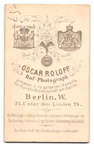 Fotografie Oscar Roloff, Berlin, Beamter in Dienstuniform mit Vollbart