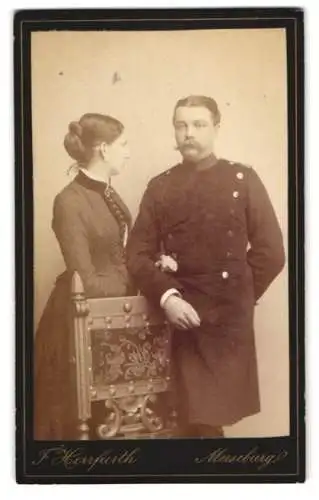 Fotografie F. Herrfurth, Merseburg, Beamter in Dienstuniform nebst seiner Frau