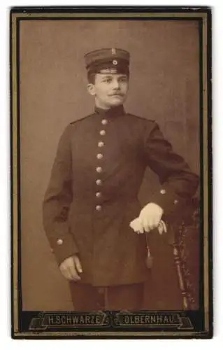 Fotografie H. Schwarze, Olbernhau, junger Beamter in Dienstuniform mit Handschuh in der Hand