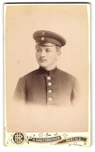 Fotografie H. Ranzenberger, Mainz, junger Beamter in Dienstuniform