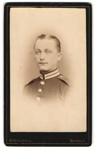 Fotografie R. Bierentz, Berlin, Soldat in Garde Uniform des Eisenbahn Regiment