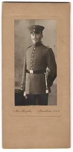 Fotografie Max Beyerle, Mannheim, junger Soldat in Uniform mit Bajonett und Portepee