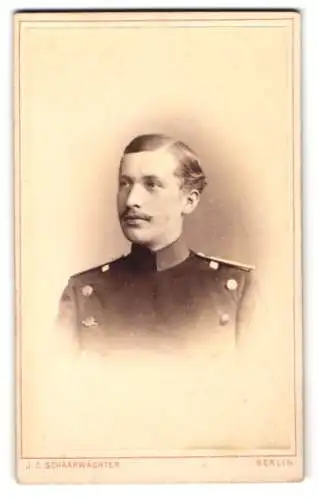 Fotografie J. C. Schaarwächter, Berlin, Soldat in Uniform mit Seitenscheite, 1885