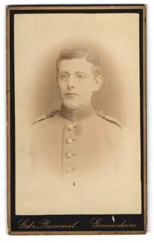 Fotografie gebr. Rummel, Germersheim, junger Soldat in Uniform Rgt. 17 mit Brille