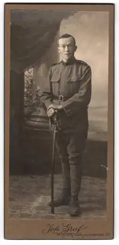 Fotografie Joh. Graf, Winterthur, K.u.K. Soldat in Uniform mit Säbel