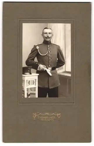 Fotografie Eduard Heid, Rastatt, Soldat Schulze in Uniform mit Schützenschnur