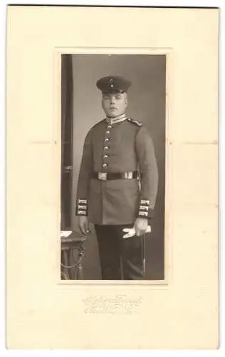 Fotografie Atelier Funck, Darmstadt, Soldat in Garde Uniform mit Bajonett