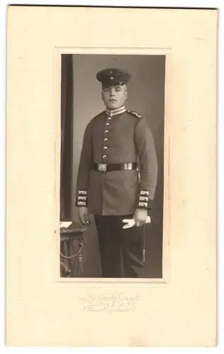 Fotografie Atelier Funck, Darmstadt, Garde Soldat in Uniform mit Bajonett