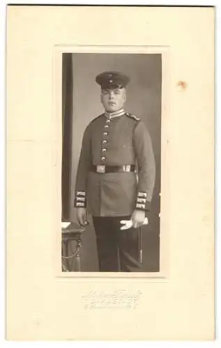 Fotografie Atelier Funck, Darmstadt, junger Soldat in Garde Uniform