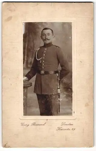 Fotografie Georg Rummel, Landau, Soldat in Uniform mit Schützenschnur und Bajonett