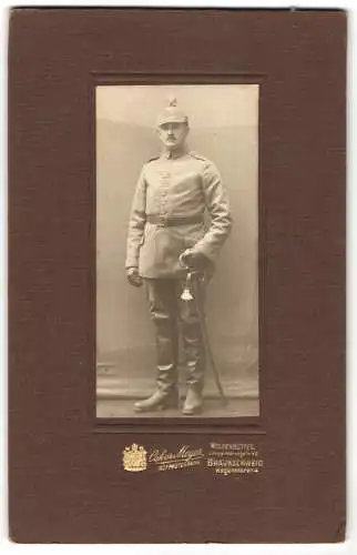 Fotografie Oskar Meyer, Braunschweig, braunschweiger Soldat in Uniform mit Pickelhaube Tarnbezug und Säbel