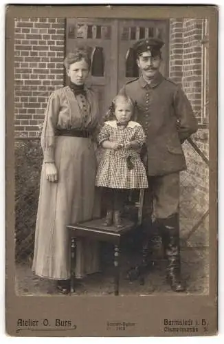 Fotografie O. Burs, Barmstedt i. H., Soldat in Feldgrau Uniform nebst seiner Frau und Tochter, Kriegsausmarsch