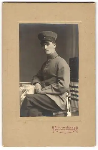 Fotografie Atelier Jähne, Neuss, junger Soldat in Uniform mit Bajonett und Portepee