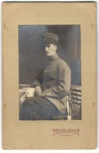 Fotografie Atelier Jähne, Neuss, Soldat Georg in Uniform mit Bajonett, 1918